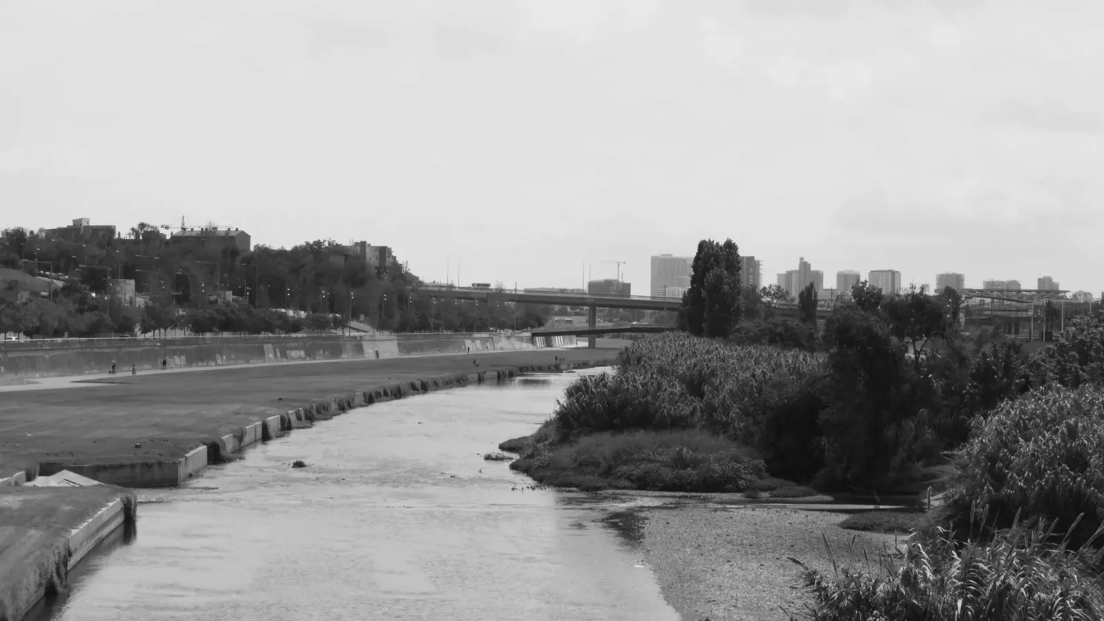 agencia de marketing en santa coloma El río Besòs a su paso por Santa Coloma de Gramenet, con el parque fluvial y la ciudad al fondo